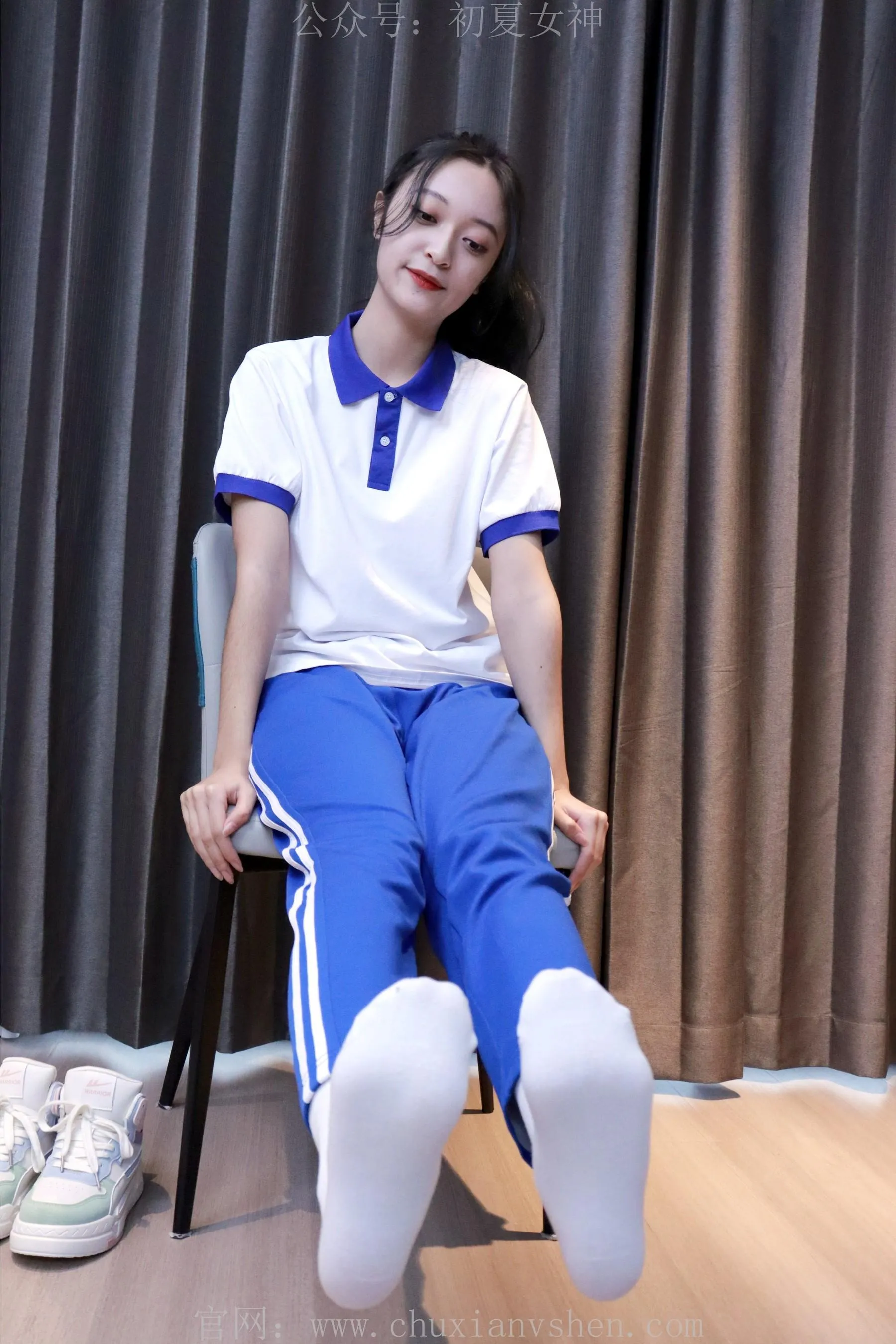初夏女神 NO.001 依依校服搭配37码运动鞋拍摄 [126P]插图3